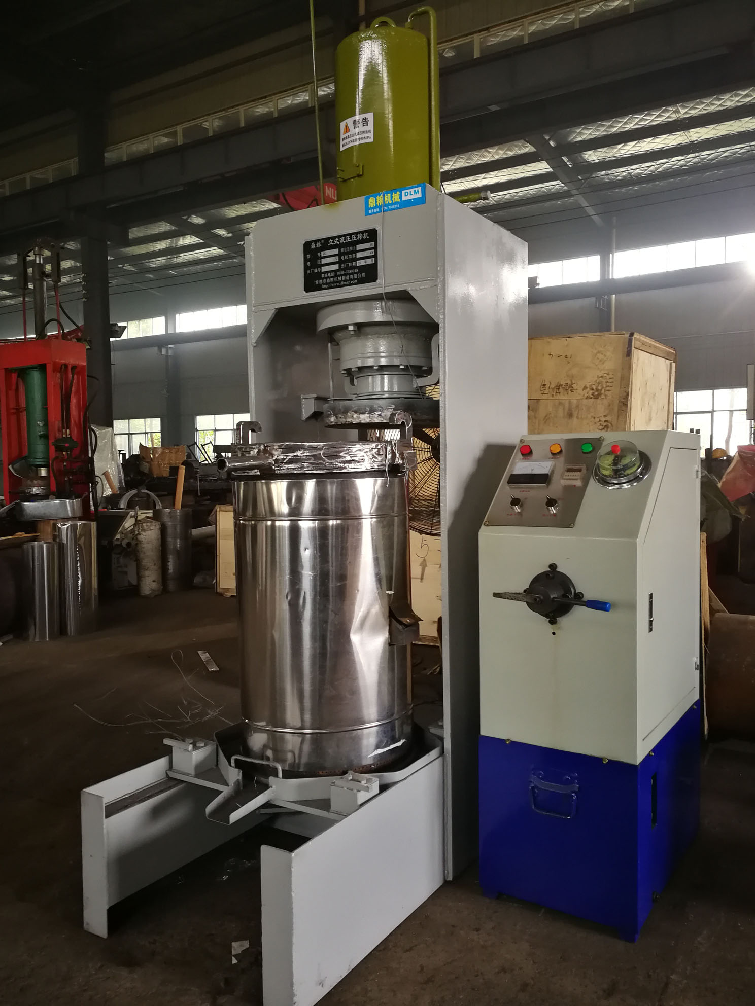 不銹鋼超高壓立式液壓壓榨機(jī)，果汁壓榨機(jī)，果渣壓榨機(jī)，藥材壓榨，油渣處理，白土壓榨