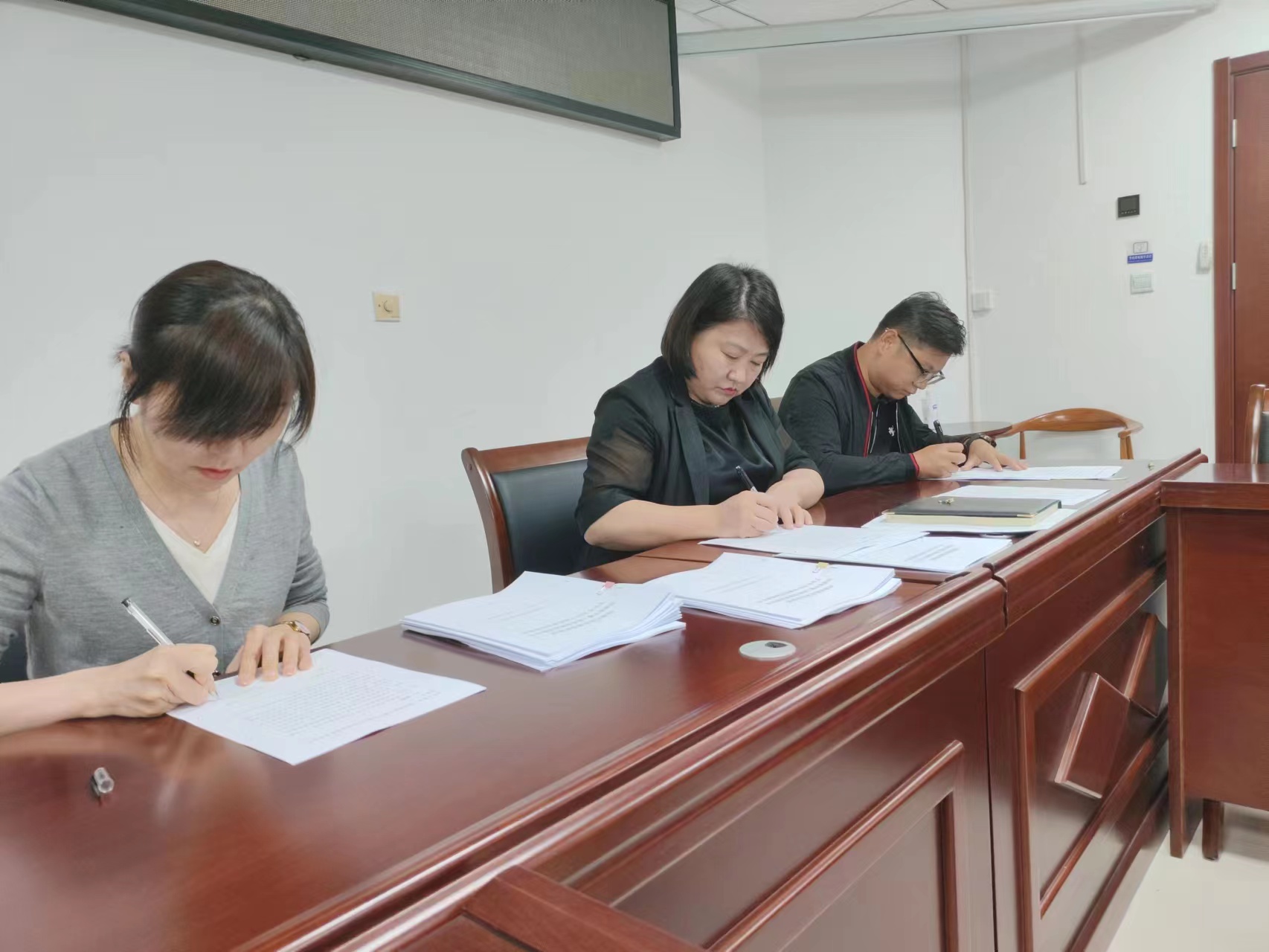 河南豫信招標(biāo)有限責(zé)任公司2023年度經(jīng)營(yíng)業(yè)績(jī)責(zé)任書簽訂會(huì)議